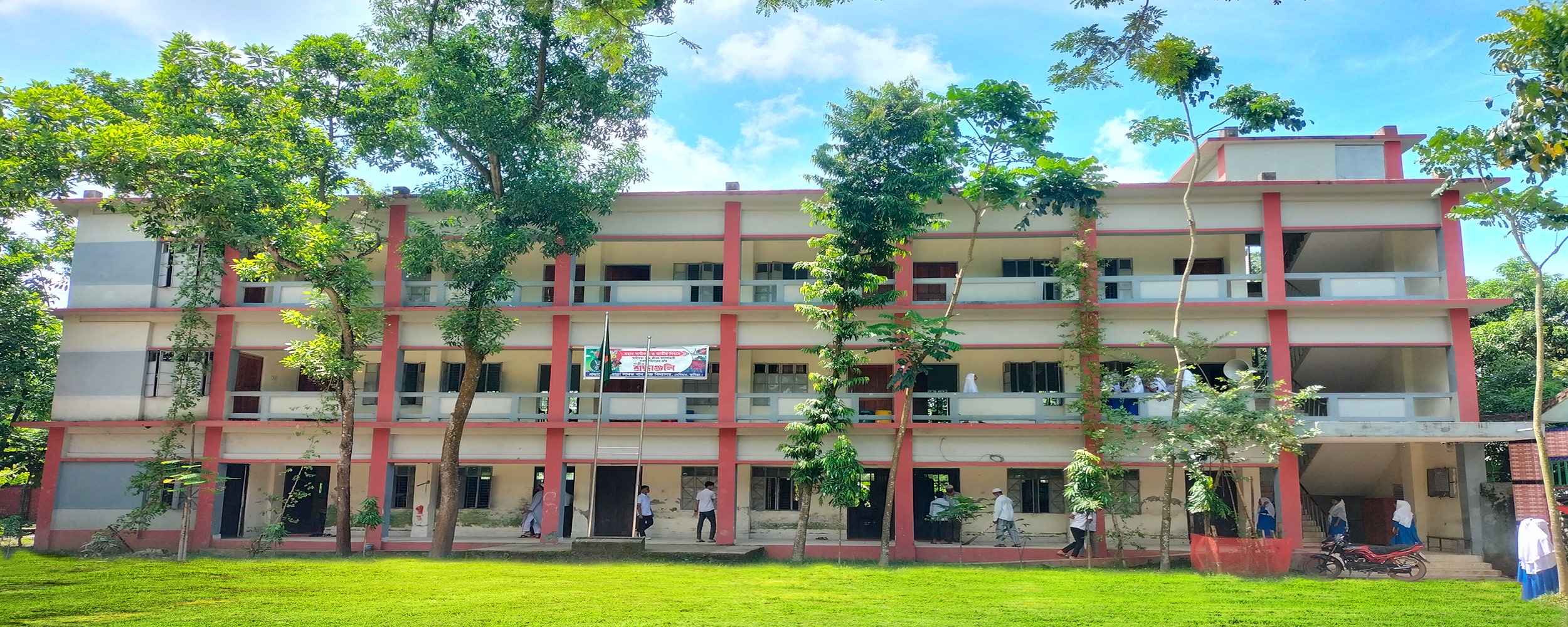 ভিরাল্লা সাদত খান উচ্চ বিদ্যালয়ের প্রাঙ্গণ ও খেলার মাঠ | School Playground and Campus of Bhiralla Sadat Khan High School